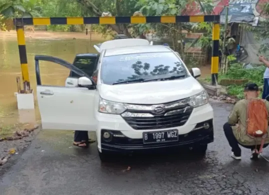 Potret lokasi mobil hampir hanyut terbawa arus banjir di Jembatan Kali Pesanggrahan, Cinere, Kota Depok, Senin pagi, 20 April 2026. (Sumber: Satlantas Polsek Cinere)