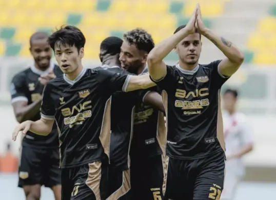 Momen protes pemain Persib Bandung kepada wasit usai gol kontroversial Dewa United dalam laga panas di Banten International Stadium. (Sumber: Ileague)