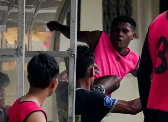 Fadly Alberto viral usai tendang pemain Dewa United. (Sumber: X/@FaktaSepakbola)