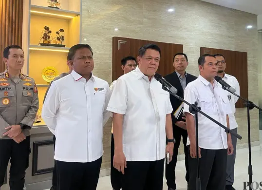 Wakabaintelkam Polri Irjen Nanang Rudi Supriatna saat konferensi pers terkait Satgas Haji di Mabes Polri, Jakarta Selatan, Senin, 20 April 2026. (Sumber: Poskota/Ali Mansur)