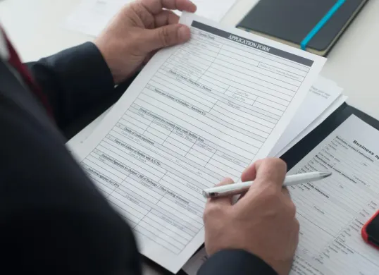 Ilustrasi - Contoh surat pernyataan Manajer Koperasi Desa Merah Putih. (Sumber: Pexels/Kampus Production)