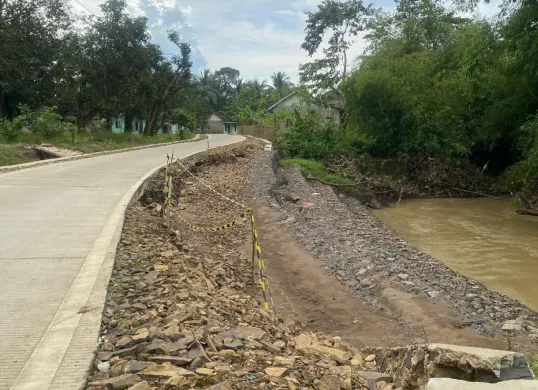 Kondisi Jalan Cimoyan, Kecamatan Patia, Kabupaten Pandeglang, kembali ambles. (Sumber: Dok. Warga)
