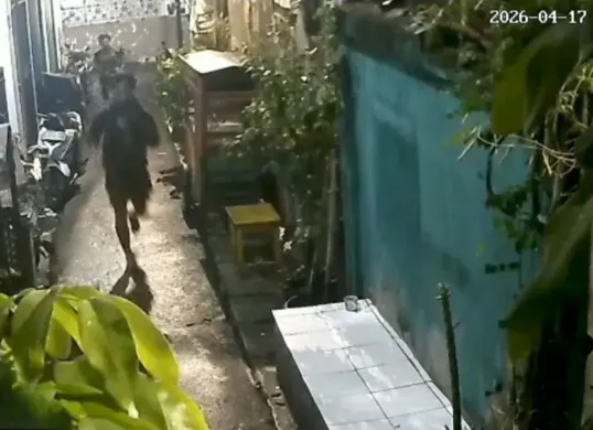 Seorang pria yang diduga hendak melakukan pencurian sepeda motor tewas setelah diamuk massa di kawasan Grogol Selatan, Kebayoran Lama, Jakarta Selatan, Jumat, 17 April 2026 dini hari. (Sumber: Istimewa)