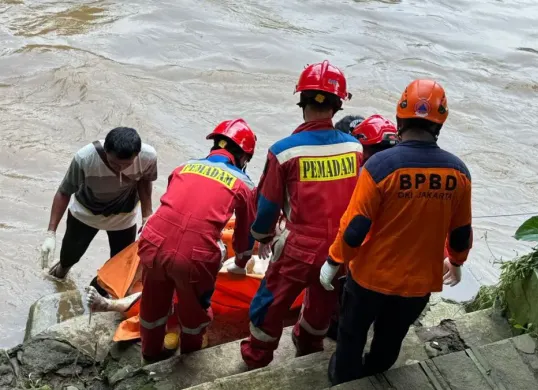 Warga Lenteng Agung, Jagakarsa, digegerkan dengan penemuan sesosok mayat pria tanpa identitas yang mengambang di aliran Kali Ciliwung, Jakarta Selatan, Senin, 20 April 2026 pagi. (Sumber: Dok. Polsek Jagakarsa)