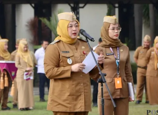 Wakil Bupati Tangerang, Intan Nurul Hikmah saat memimpin apel pagi, Senin, 20 April 2026. (Sumber: Poskota/Veronica Prasetio)