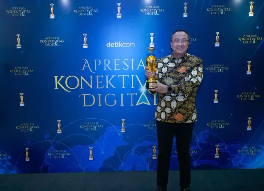 Direktur Network Telkom Nanang Hendarno menerima penghargaan Perusahaan Terbaik dalam Menjaga Resiliensi Konektivitas Digital di Seluruh Indonesia pada ajang Apresiasi Konektivitas Digital 2026. (Sumber: Dok. Telkom Indonesia)