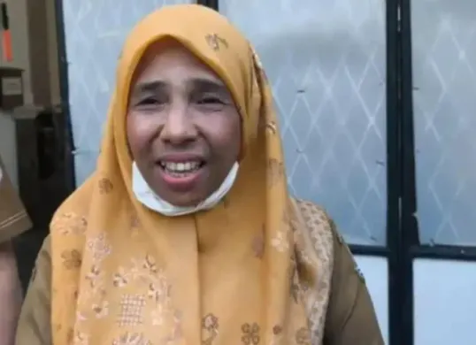 Guru PPKn di Purwakarta, Bu Atun, memaafkan murid yang mengacungkan jari tengah. Ia menegaskan pendidikan harus mengedepankan akhlak dan pembinaan, bukan hukuman. (Sumber: X/@Heraloebss)