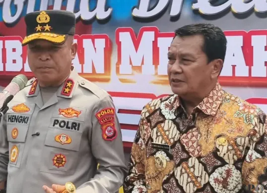 Kapolda Banten, Irjen Pol Hengki (kiri) menghadiri peletakan batu pertama pembangunan Jembatan Merah Putih Presisi, Kampung Ilat, Desa Pangadegan, Kecamatan Pasar Kemis, Kabupaten Tangerang, Selasa, 21 April 2026. (Sumber: Poskota/Veronica Prasetio)