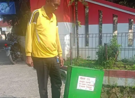 Potret barang bukti kotak amal yang dicuri pelaku. (Sumber: Polsek Cimanggis)