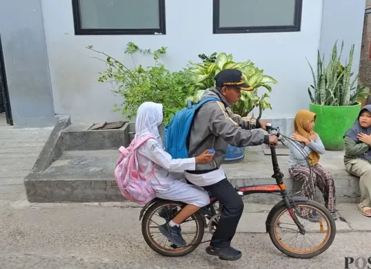 Abdul Azis, guru honorer di sekolah MI Nurul Islam 1, Kamal Muara, Penjaringan, Jakarta Utara. (Sumber: Poskota/Pandi Ramedhan)
