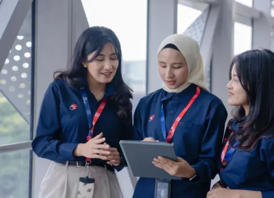 Telkom menegaskan komitmennya dalam mendorong kesetaraan gender dan pemberdayaan perempuan sebagai bagian dari strategi keberlanjutan GoZero% - Sustainability Action by Telkom Indonesia, melalui pilar Empower Our People. (Sumber: Telkom)