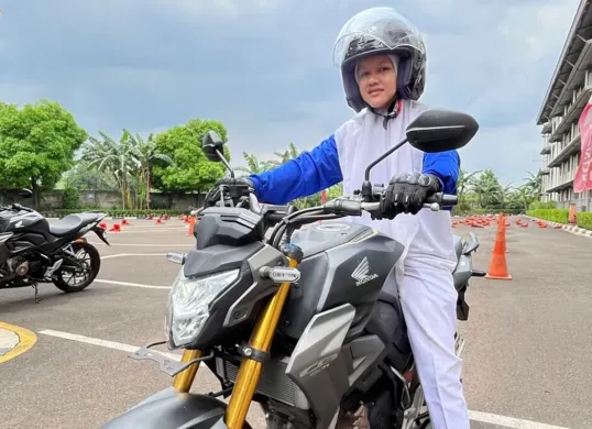 PT Wahana Makmur Sejati melalui program Safety Riding Promotion terus mendorong edukasi keselamatan berkendara, khususnya bagi perempuan. (Sumber: WMS)