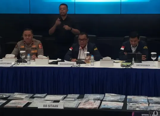 Konferensi pers pengungkapan praktik produksi hingga distribusi perangkat lunak phishing yang digunakan untuk memfasilitasi kejahatan siber lintas negara, di Bareskrim Polri, Jakarta Selatan, Rabu, 22 April 2026. (Sumber: Poskota/Ali Mansur)