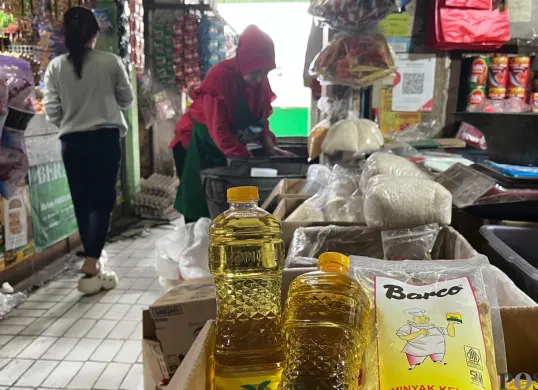 Pedagang membereskan dagangan di Pasar Slipi, Palmerah, Jakarta Barat, Rabu, 22 April 2026. (Sumber: Poskota/Pandi Ramedhan)