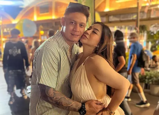 Pedangdut senior Anisa Bahar tengah menjadi perbincangan publik setelah memperkenalkan suami barunya bernama Firmansyah Salambela. (Sumber: Instagram/@anisa_bahar_new)