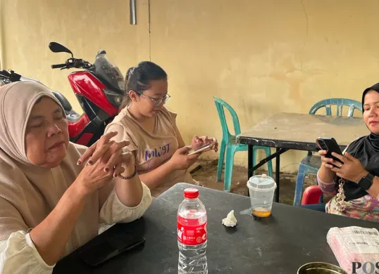 IRT di Palmerah, Jakarta Barat, mengeluhkan harga minyak bertambah mahal, Rabu, 22 April 2026. (Sumber: Poskota/Pandi Ramedhan)