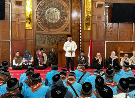 Wali Kota Depok, Supian Suri memberikan sambutan sebelum melepas para calon jamaah haji di Masjid Baitul Kamal, Balai Kota Depok, Rabu, 22 April 2026. (Sumber: Poskota/Angga Pahlevi)