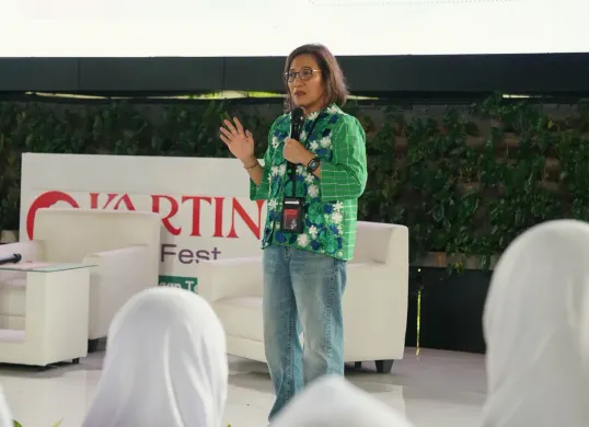 OVP Cybersecurity Telkom, Elysabeth Damayanti menjadi narasumber dalam agenda rangkaian Kartini BISA Fest. (Sumber: Dok. Telkom Indonesia)