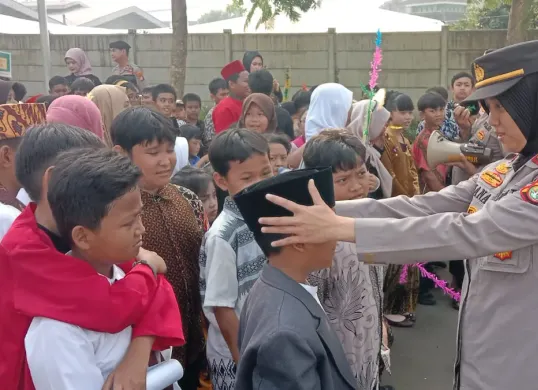 Kunjungan siswa SDN Sukasari 5 Kota Tangerang ke Mako Polres Metro Tangerang Kota saat peringatan Hari Kartini, Rabu, 22 April 2026. (Sumber: Dok. Istimewa)