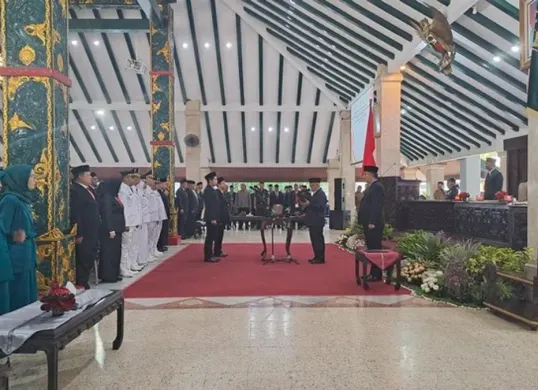 Pelantikan pejabat di lingkungan Pemerintah Kabupaten (Pemkab) Malang tengah disorot usai Sanusi melantik putranya, Ahmad Dzulfikar Nurrahman, sebagai Kepala Dinas Lingkungan Hidup (DLH). (Sumber: X/@LambeSahamjja)