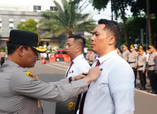 Kapolda Metro Jaya Irjen Asep Edi Suheri menyematkan pin emas Kapolri kepada personel Direktorat Reserse Narkoba Polda Metro Jaya setelah mengungkap 516 kilogram sabu. (Sumber: Polda Metro Jaya)