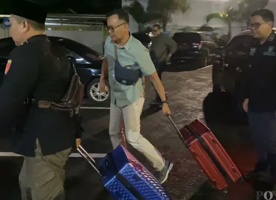 Kejari Cimahi Geledah Kantor Disnakertrans Kota Cimahi. (Sumber: Poskota/Gatot Poedji Utomo)