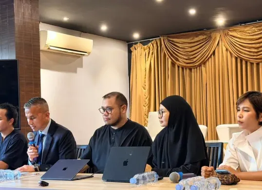 Ibrahim Arief didampingi istri dan tim kuasa hukum saat konferensi pers di Jakarta, 21 April 2026. (Sumber: Istimewa)