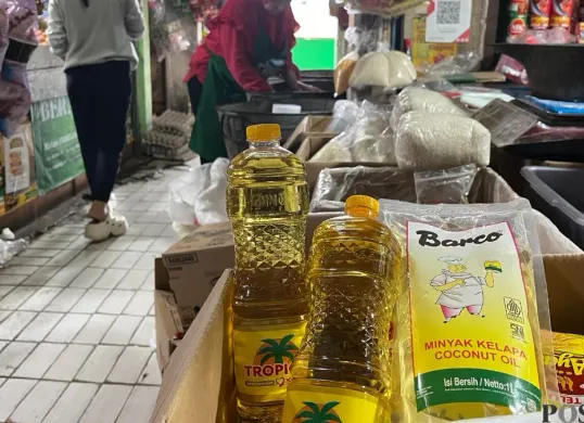 Pedagang tradisional sedang membereskan dagangan di Pasar Slipi, Palmerah, Jakarta Barat, Rabu, 22 April 2026. (Sumber: Poskota/Pandi Ramedhan)