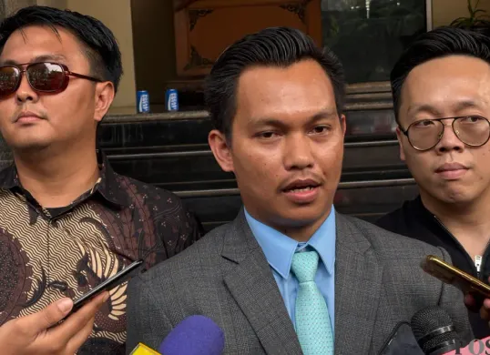 Kuasa hukum para korban program Akademi Kripto mendesak Polda Metro Jaya segera menuntaskan dugaan penipuan investasi kripto yang menyeret nama Timothy Ronald dan Kalimasada. (Sumber: Poskota/Ali Mansur)