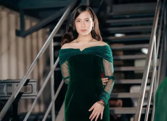 Aktris Adhisty Zara tengah menjadi sorotan publik setelah namanya dikaitkan dengan rumor kehamilan. (Sumber: Instagram/@zaraadhsty)