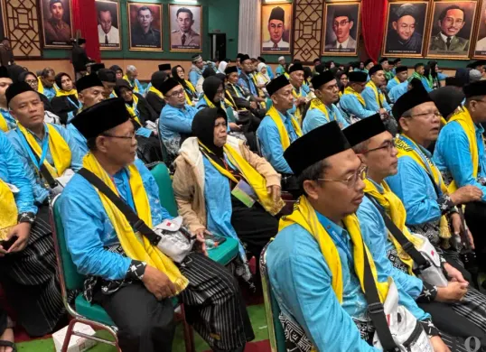 Sejumlah jemaah haji berkumpul di Gedung Tegar Beriman sebelum berangkat menunu Tanah Suci dan menerima pengarahan dari Wakil Bupati Bogor, Kamis 23 April 2026.(Sumber: Poskota/Giffar Rivana)