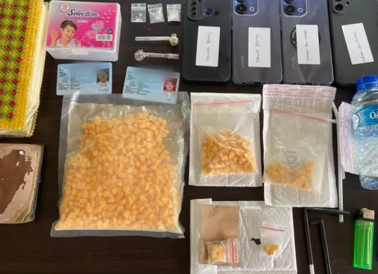 Barang bukti penyalahgunaan berbagai jenis narkoba diantaranya sabu dan pil ekstasi, Kamis, 23 April 2026. (Sumber: Istimewa)