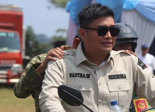 Ketua DPRD Kabupaten Bogor, Sastra Winara saat menghadiri program TNI Manunggal Membangun Desa (TMMD) ke-128, yang digelar di Desa Banyuasih, Kecamatan Cigudeg. (Sumber: Dok. Setwan DRPD Kabupaten Bogor)
