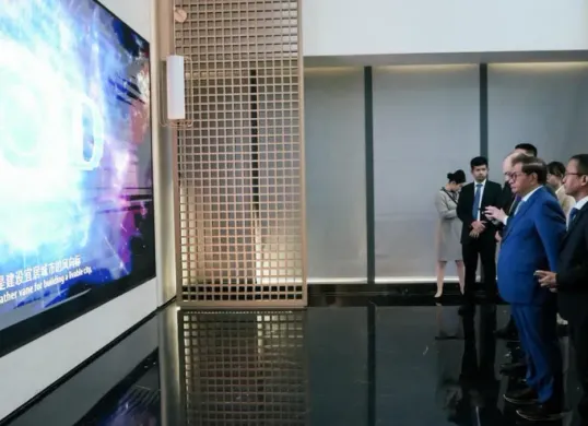 Gubernur DKI Jakarta, Pramono Anung, menggelar pertemuan bilateral Deputy Party Secretary and General Manager Shenzhen Metro Group Co., Ltd., Huang Liping di Tiongkok. (Sumber: Pemprov Jakarta)