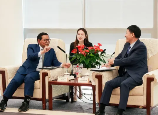 Potret Gubernur DKI Jakarta, Pramono Anung saat menyepakati kerja sama sister city antara Jakarta dan Shenzhen, Tiongkok. (Sumber: Pemprov DKI Jakarta)