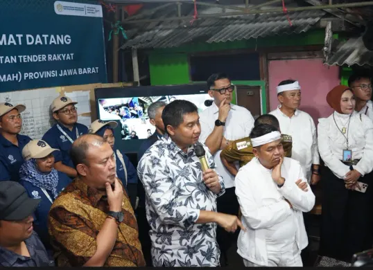 Menteri Perumahan dan Kawasan Permukiman (PKP) Maruarar Sirait (tengah), Gubernur Jawa Barat Dedi Mulyadi (kanan) serta jajaran bank bjb. (Sumber: Istimewa)