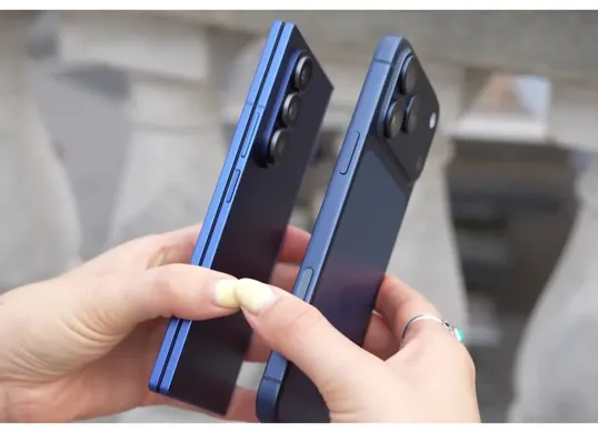Head to Head iPhone 17 Pro Max vs Samsung Galaxy Z Fold 7. (Sumber: YouTube/Techmo)