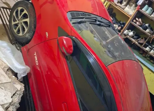 Mobil terperosok akibat amblas lapisan tanah septi tank tengah dievakuasi petugas damkar Kota Depok. (Sumber: Damkar Kota Depok)