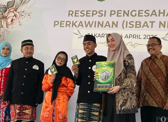 Peserta nikah massal yang digelar di gedung Kejari Jakbar, Kembangan, Jakarta Barat, Jumat, 24 April 2026. (Sumber: Poskota/Pandi Ramedhan)