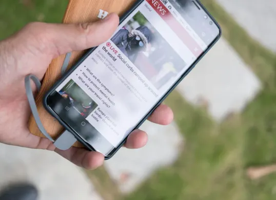 Ilustrasi pengguna mengganti baterai smartphone secara mandiri sebagai dampak kebijakan “Right to Repair” Uni Eropa yang mulai berlaku 2027. (Sumber: Pexels)