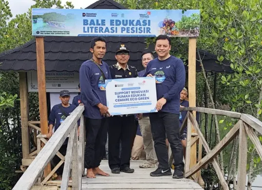 Telkom memberikan support renovasi Rumah Edukasi Cemare Eco Green diwakili oleh GM Witel Nusa Tenggara Muhammad Kafin Latif (kanan), Kamis, 23 April 2026. (Sumber: Dok. Telkom)