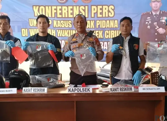 Kapolsek Ciruas Kompol Salahuddin didampingi Iptu Yogo Handono, Ipda Vally Becahya dan Ipda Athallah Thoriq saat konferensi pers di Mapolsek Ciruas, Jumat, 24 April 2026. (Sumber: Poskota/Rahmat Haryono)