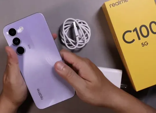 Realme C100 membawa desain premium, baterai tahan lama, dan performa stabil untuk aktivitas harian. (Sumber: YouTube/Gadget Me)