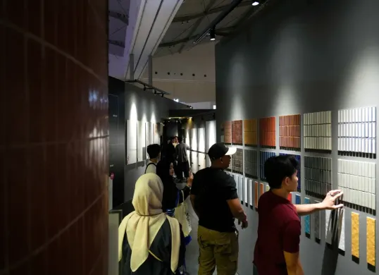 Pengunjung ARCH:ID 2026 melihat produk terbaru hasil arsitek, designer dan sejumlah merek di ICE BSD City, Tangerang pada 23-26 April 2026. (Sumber: Dok. Istimewa)