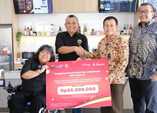 Direktur Kepatuhan Bank Jakarta, Ateng RIvai, didampingi Sekretaris Perusahaan Bank Jakarta, Arie Rinaldi, saat menyerahkan Bantuan penunjang pelatihan kepada Ketua Pembina Yayasan Solidaritas Difabel Indonesia, Suty Karno. (Sumber: Istimewa)