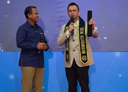 Raffi Ahmad mengenakan selempang Duta Kehormatan BPJS Kesehatan saat menerima penunjukan resmi didampingi jajaran pejabat BPJS Kesehatan. (Sumber: Instagram/@raffinagita)