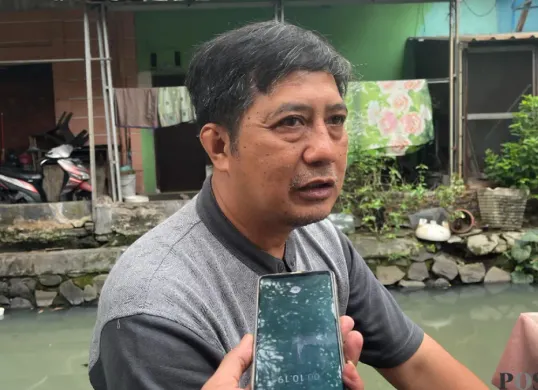 Potret ketua RT Kapuk, Timbul Prayoga saat menuturkan dampak kebakaran di wilayahnya. (Sumber: Poskota/Pandi Ramedhan)