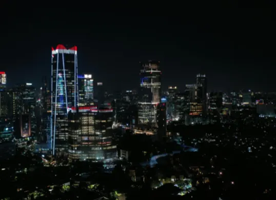 Pemprov DKI menggelar pemadaman lampu serentak selama 60 menit. Simak daftar wilayah, ikon kota, dan jalan utama yang ikut dalam aksi Hari Bumi 2026. (Sumber: Pexels/Ferdinand F Eman)