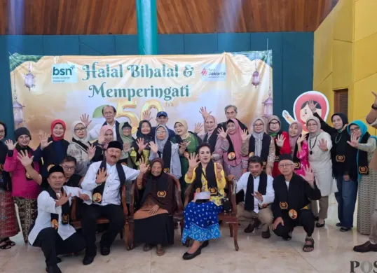 Alumni SMA N 20 Jakarta Angkatan 1976 berfoto bersama saat Halal Bihalal dan peringatan 50 tahun kelulusan di Auditorium Perkampungan Budaya Betawi, Setu Babakan, Jagakarsa, Jakarta Selatan, Sabtu, 25 April 2026. (Sumber: Poskota/Angga Pahlevi)