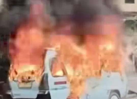 Seorang sopir angkutan kota (angkot) berinisial S, 52 tahun dibakar hidup-hidup di dalam kendaraannya, dekat kantor kecamatan Tanah Abang,  Sabtu, 25 April 2026. (Sumber: Istimewa)